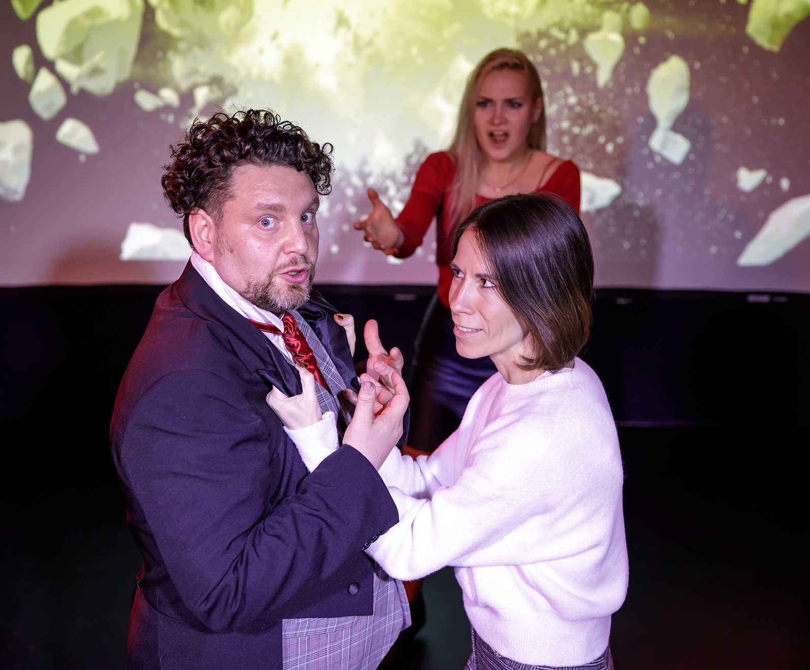 Играть в театре